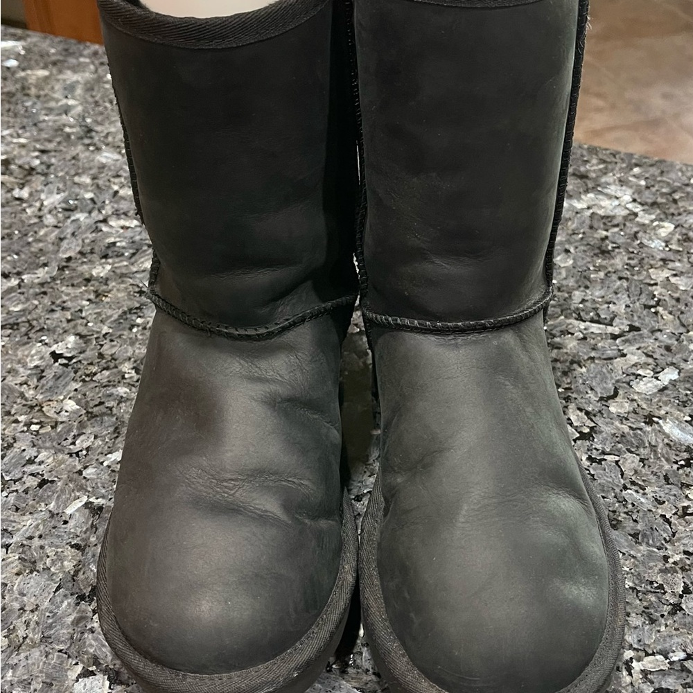 UGG Classic Short II Women’s Black Leather Boots Size 7